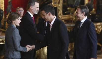 Los Reyes saludan a Pedro S&aacute;nchez y a Jos&eacute; Luis Rodr&iacute;guez Zapatero a su llegada al Palacio Real.