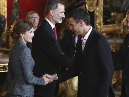 Los Reyes saludan a Pedro S&aacute;nchez y a Jos&eacute; Luis Rodr&iacute;guez Zapatero a su llegada al Palacio Real.