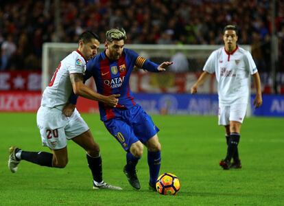 Lionel Messi pelea un balón con el sevillista Victor Machín "Vitolo"