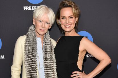 La periodista Joanna Coles y su ‘álter ego’ en la ficción, Melora Hardin.