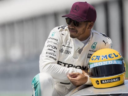 Hamilton con un casco de Ayrton Senna.