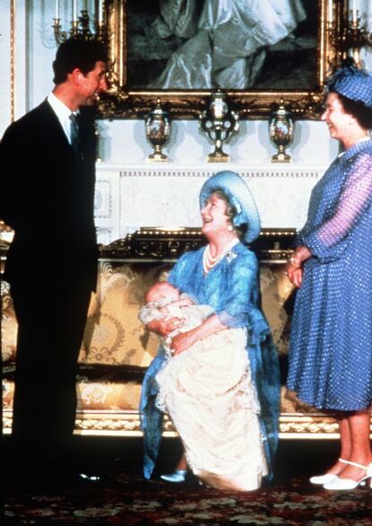 Bautizo del príncipe Guillermo de Inglaterra en el palacio de Buckingham en agosto de 1982. La reina madre de Inglaterra sostiene al tercero en la línea de sucesión al trono británico ante la mirada del príncipe Carlos y la reina Isabel de Inglaterra.