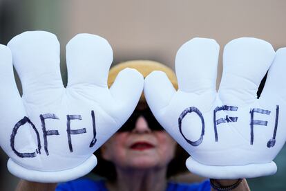 Las concentraciones se han convocado en edificios federales, los Capitolios estatales, sedes de la Seguridad Social y parques y ayuntamientos. En la imagen, una manifestante en la Corte del Condado de Palm Beach, en Florida.