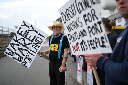Un grupo de manifestantes protestaba por la llegada del centro de reclusión flotante al puerto de Portland. 