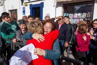 Vecinos de la localidad pacense de Fuente del Maestre, celebran haber sido agraciados con 10.989, el segundo premio de la Lotería de Navidad, este domingo.