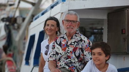 Arturo Gómez, su mujer y otro de sus nietos en Santa Pola (Alicante).