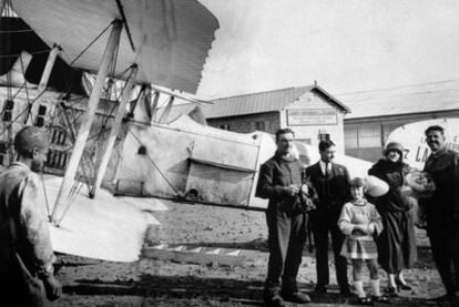 Joseph Roig, right, holding a bouquet of flowers, with his wife and daughter.