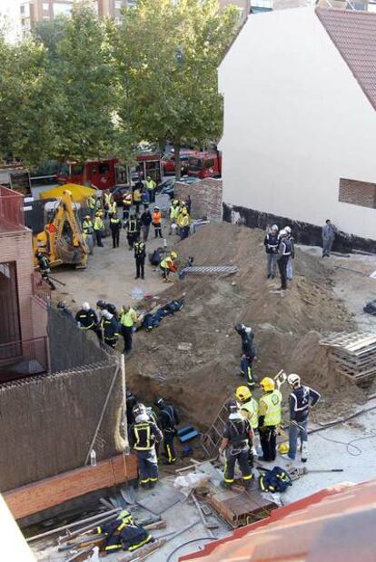 A moment from the salvage operation at the building site in San Blas.