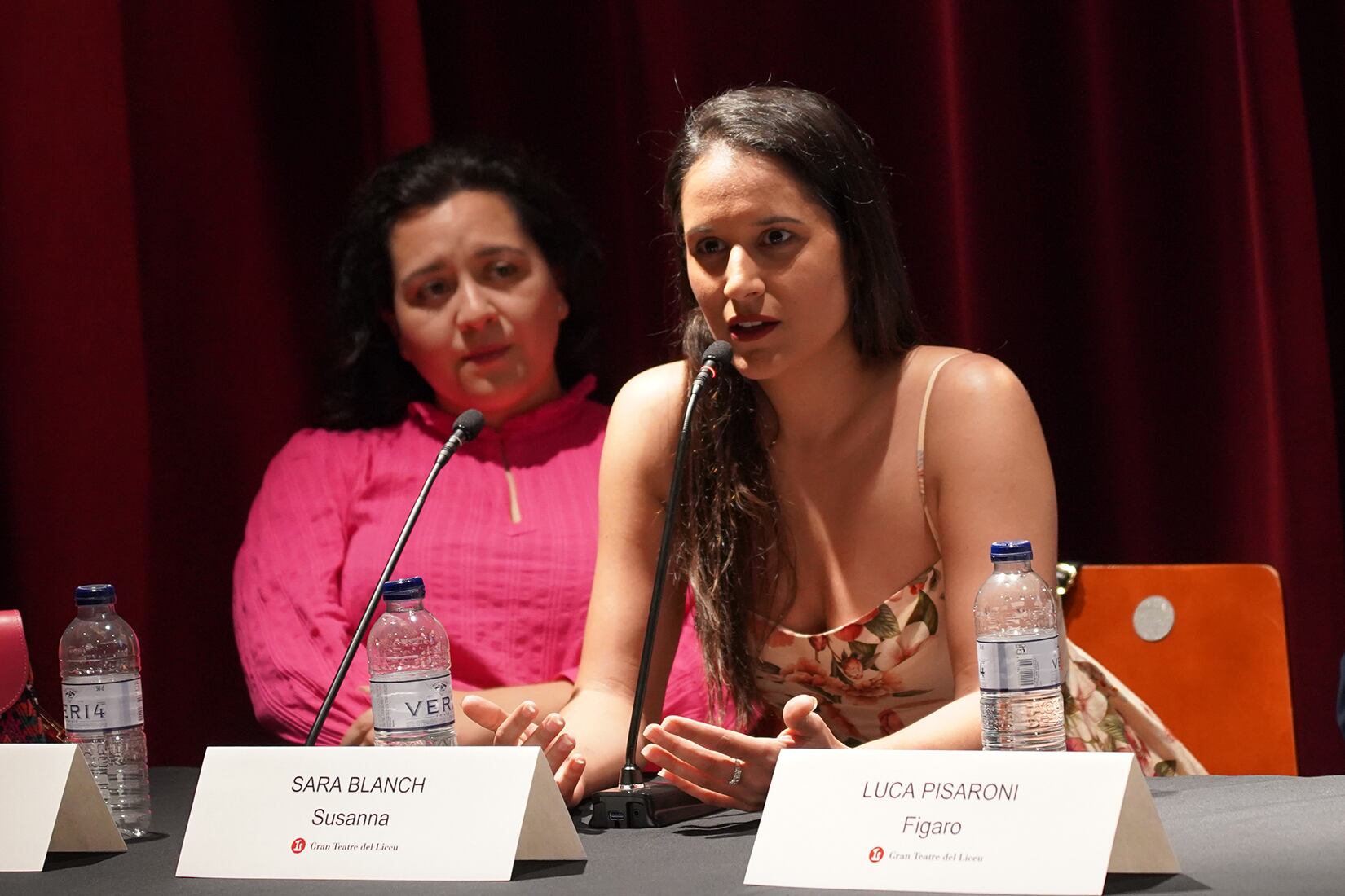 Sara Blanch, en primer plano, y Adriana González, el día de la presentación.