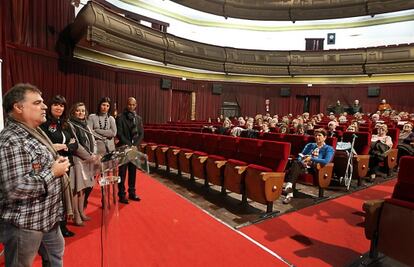 Benito Zambrano presenta en Sevilla 'La voz dormida' a 250 mayores