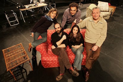 De izquierda a derecha, arriba, Cristina Rota, Juan Carlos Vellido y Agustín Alezzo. Abajo, Luis Tosar y María Botto.