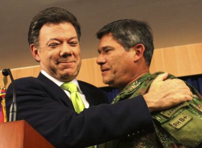 El ministro de Defensa, Juan Manuel Santos, abraza al jefe de las Fuerzas Armadas, general Freddy Padilla.