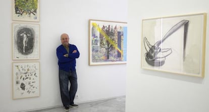 Alfonso Albacete posa junto a sus obras en el CAAC de Sevilla.