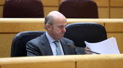 Luis de Guindos, ministro de Econom&iacute;a, en la sesi&oacute;n de control al Gobierno.