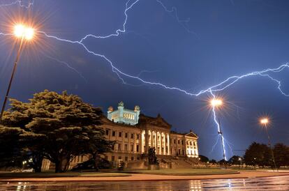 El Palacio Legislativo de Uruguay, situado en el centro de Montevideo, rodeado de rayos durante una tormenta, 10 de enero de 2014.