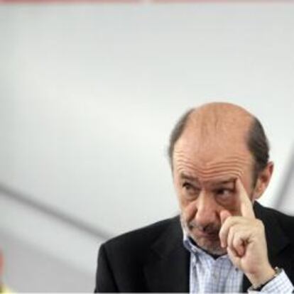 El candidato del PSOE a la Presidencia del Gobierno, Alfredo Pérez Rubalcaba, durante su intervención en la reunión con alcaldes y portavoces municipales socialistas en capitales de provincia y ciudades de más de 40.000 habitantes