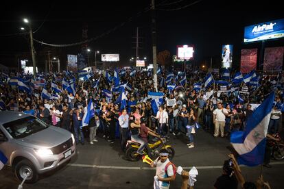 Un grupo de personas se reúnen en la rotonda Jean Paul Genie para protestar en contra de la represión ejercida por el gobierno de Daniel Ortega en el inicio de las protestas el 12 de abril de 2018.