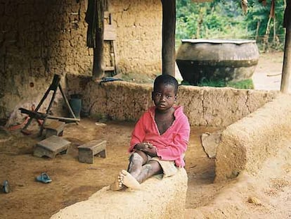 Joachim, de 10 años, el menor de los tres niños en los que se centra el reportaje, en su campamento de trabajo en Meayí (Costa de Marfil).
Niños trabajadores en Benin.
EL CONSEJO DEL POBLADO. Decisión: vender a los niños.