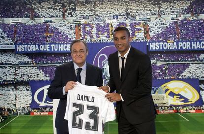 El fichaje por el Real Madrid de Danilo, procedente del oporto, fue anunciado en abril, aunque la presentación tuvo lugar el 9 de julio. El club blanco, que contrata los servicios del lateral derecho brasileño durante las próximas seis temporadas, pagó por él alrededor de 30 millones. En la imagen, con el presidente del Madrid, Florentino Pérez.