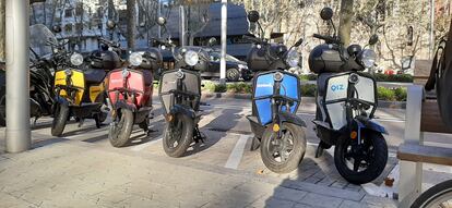 Motos eléctricas con licencia del Ayuntamiento de Barcelona de las empresas Oiz, Avant, Tucycle e Iberscot.