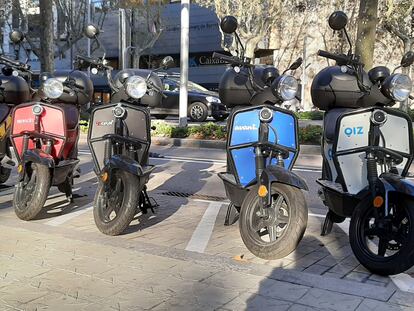 Motos eléctricas con licencia del Ayuntamiento de Barcelona de las empresas Oiz, Avant, Tucycle e Iberscot.