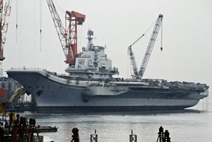 El primer portaaviones de China, amarrado en el puerto de Dalian, en el noreste del país.