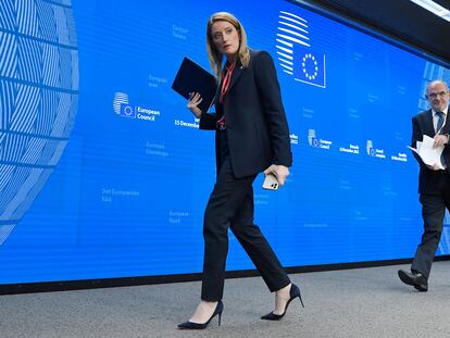 La presidenta del Parlamento Europeo, Roberta Metsola, tras una conferencia de prensa en Bruselas, este jueves. En la imagen, junto a Jaume Duch, director general de Comunicación de la Eurocámara.