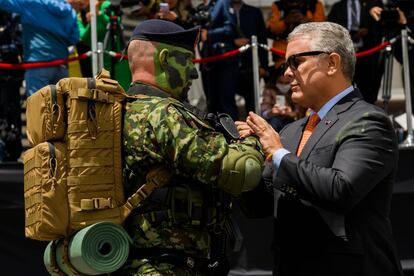 El presidente de Colombia, Iván Duque, saluda a un soldado en el marco de la celebración del día de la independencia.