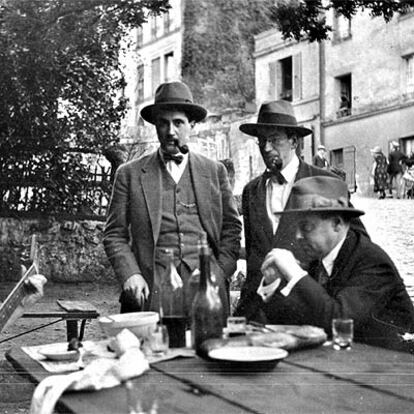 Pierre Mac Orlan, sentado en el Lapin Agile (París) en 1927.