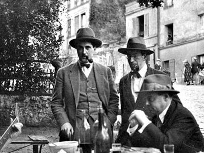 Pierre Mac Orlan, sentado en el Lapin Agile (París) en 1927.