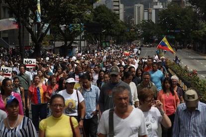 Opositores venezolanos marchan para exigir el fin de la crisis y en respaldo a la Presidencia interina de Juan Guaidó, en Caracas.