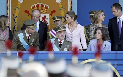 El rey Juan Carlos, en el centro, el príncipe Felipe (a la izquierda) y la reina presiden el desfile militar celebrado en el paseo del Prado de Madrid con motivo de la Fiesta Nacional. Detrás, la princesa Letizia (a la izquierda), la infanta Elena (tercera por la derecha), la infanta Cristina, e Iñaki Urdangarin, el 12 de octubre de 2011.
