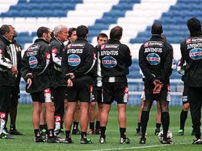 Marcello Lippi habla rodeado de los jugadores del Juventus, ayer en el Bernabéu, durante el entrenamiento.