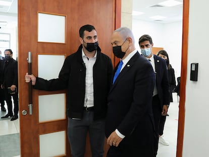 El primer ministro israelí, Benjamín Netanyahu, este lunes a su llegada al tribunal de Jerusalén que le juzga por corrupción.