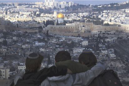 Niños israelíes observan Jerusalén desde un mirador en el sur de la ciudad.