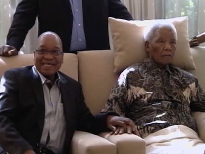 El presidente sudafricano Jacob Zuma con Nelson Mandela en una imagen del v&iacute;deo difundido por la televisi&oacute;n p&uacute;blica sudafricana.