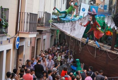 Estatuas de Peter Pan y el capitán Garfio que presiden la calle Fraternitat, ganadora de las fiestas de Gràcia.