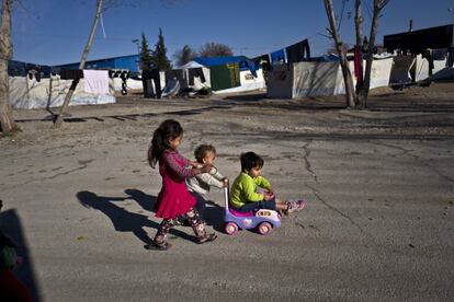 Varios niños afganos juegan en un campo de refugiados, en Oinofyta (Grecia).