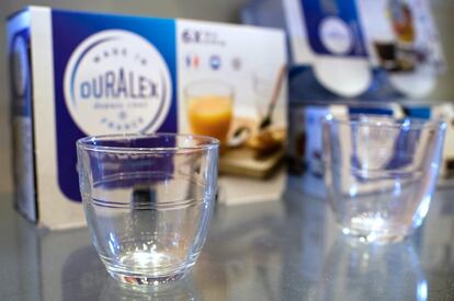 <p>La francesa Duralex goza de una salud estable y vende sus productos de vidrio por todo el mundo, pero hay una colección en concreto que despierta la magdalena de Proust del español medio: la vajilla ámbar (a veces verde, a veces transparente con los bordes estriados) que reinó durante los sesenta y setenta, convertida en los platos “de diario” de varias generaciones. <a href="https://cincodias.elpais.com/cincodias/2014/12/19/sentidos/1419021008_282570.html" target="">Asequible y resistente</a>, sus virtudes la han hecho valer más allá de como guiño vintage objeto de deseo de coleccionistas. Se sigue fabricando y vendiendo y si hay algún componente en esta lista que haya dado ya el giro completo de “asociado al pasado y despreciado” primero, “buscado por nostálgico y gracioso” después y finalmente “comprado porque encanta sin ironías”, es este. Su nombre oficial, por cierto, es vajilla Lys.</p>