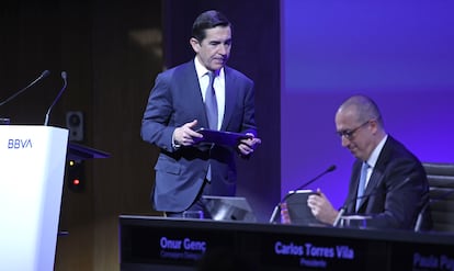 Carlos Torres, presidente del BBVA (i) y el consejero delegado, Onur Genç (d), en la sede de la entidad durante la presentación de resultados del banco.