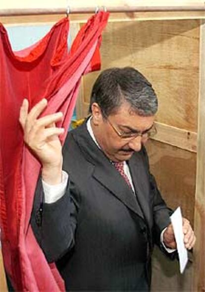 El candidato Alí Benflis se dispone a votar, ayer en Argel.