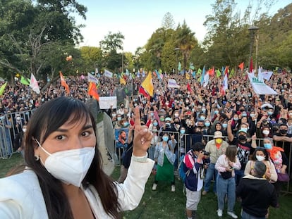 Izkia Siches en una selfi durante un acto de campaña.