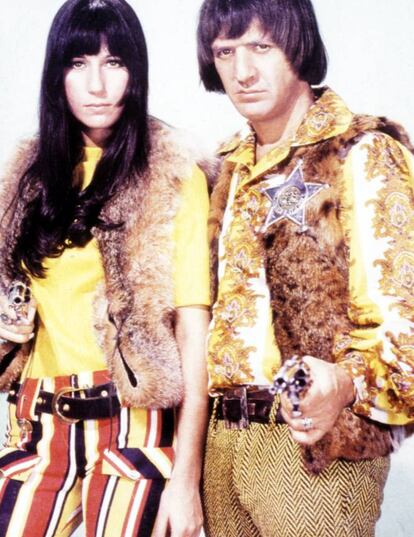 <strong>Quiénes.</strong> Cherilyn 'Cher' Sarkisian y Salvatore 'Sonny' Bono se conocieron en una cafetería de Los Ángeles en 1962. Ella tenía 16 años y él 27. Se hicieron novios y trabajaron como coristas para el productor Phil Spector en exitazos como 'Be my baby', de las Ronettes. En 1964 se lanzaron como dúo: Sonny & Cher. </p> <strong>Los hechos.</strong> En 1965, Sonny & Cher arrasaron con el tema 'I got you babe'. Con sus trajes de flecos y sus sonrisas, parecían la pareja ideal… pero no lo eran. Aunque no tocaba las drogas, Sonny engañaba a Cher con infinidad de chicas y ella lo sabía. En 1969 se casaron y tuvieron una hija, pero las cosas entre ellos cada vez iban peor. Las peleas eran constantes y el declive de su carrera los llenó de deudas. Desesperados, en 1971 aceptaron hacer un programa cómico en la tele. Dos años después se divorciaron. Cher se mostró arrepentida de su matrimonio con Sonny, y éste aseguró que no soportaba el carácter y las inseguridades de su exmujer. </p> En la imagen, Cher y Sonny en una foto promocional de 1965.