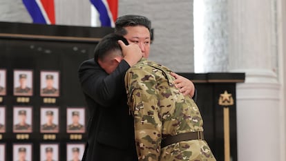 El líder norcoreano, Kim Jong-un, abrazaba a un soldado durante una ceremonia en Pyongyang de condecoración de militares que combaten en el extranjero, en una foto difundida por la agencia estatal este viernes.