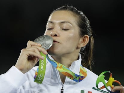 Mar&iacute;a del Rosario Espinoza besa la medalla de plata en Taekwondo