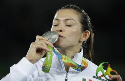 Mar&iacute;a del Rosario Espinoza besa la medalla de plata en Taekwondo