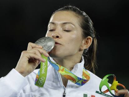 María del Rosario Espinoza besa la medalla de plata en Taekwondo