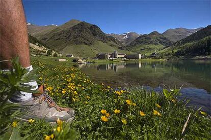 El santuario románico de Nuria, en el valle homónimo, al noroeste de la provincia de Girona, en el Pirineo catalán.