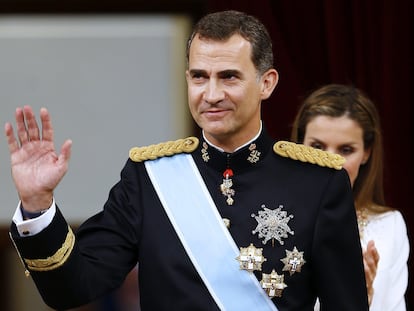 MADRID, SPAIN - JUNE 19:  (LtoR) King Felipe VI of Spain at the Congress of Deputies during his first speech to make his proclamation as King of Spain to the Spanish Parliament on June 19, 2014 in Madrid, Spain. The coronation of King Felipe VI is held in Madrid. His father, the former King Juan Carlos of Spain abdicated on June 2nd after a 39 year reign. The new King is joined by his wife Queen Letizia of Spain. (Photo by Paco Campo /EFE - Pool Getty Images)