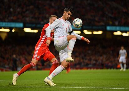 Morata controla el balón en una jugada.